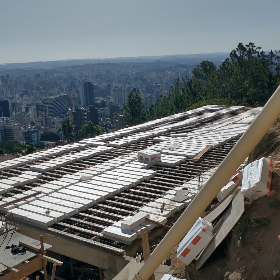 Obra com vista de Belo Horizonte